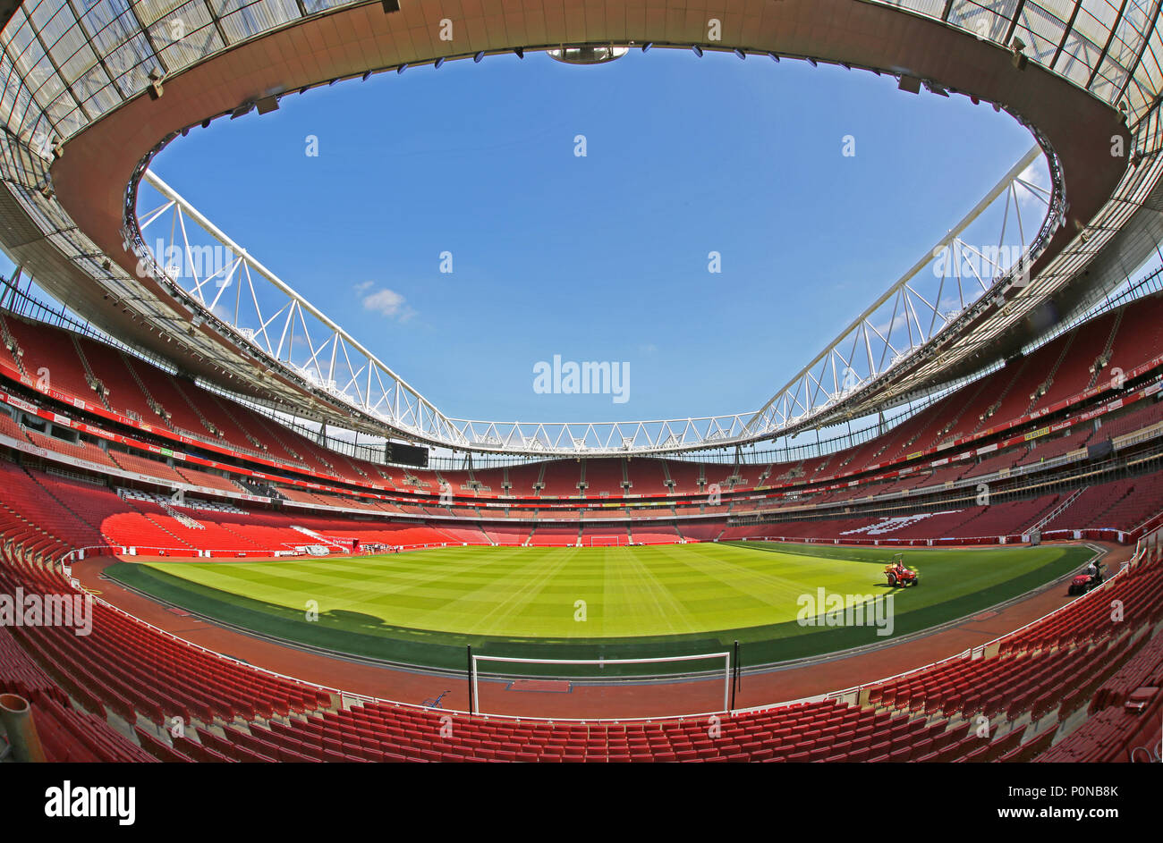 Imagen de ojo de pez del tono en Londres Emirates Stadium, hogar del equipo de fútbol de la Liga Premier al Arsenal. Vacía. Muestra tractor cortando el pasto. Foto de stock