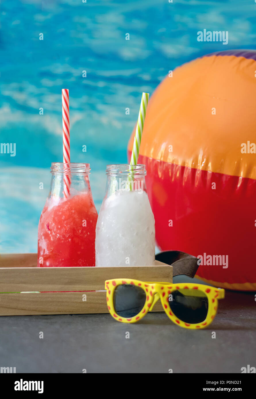 Cuál es la mejor bebida en un caluroso día de verano? Slush bebidas  congeladas en sabores de fresa y limonada. No alcohólicas para los niños  Fotografía de stock - Alamy