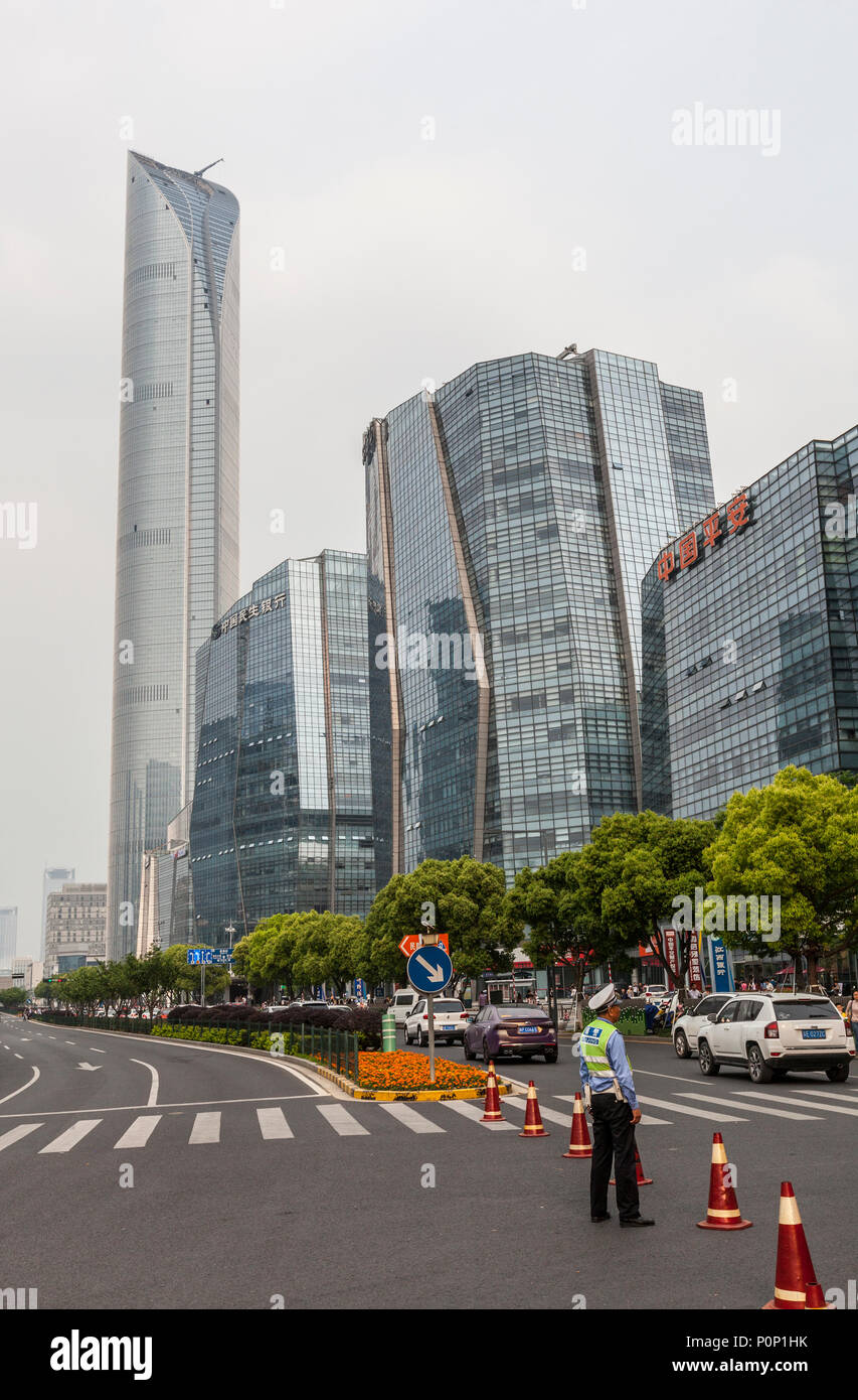 Suzhou, Jiangsu, China. Dadaodong tráfico de la calle. Centro financiero internacional, el edificio más alto de Jiangsu, en el lado izquierdo. Foto de stock