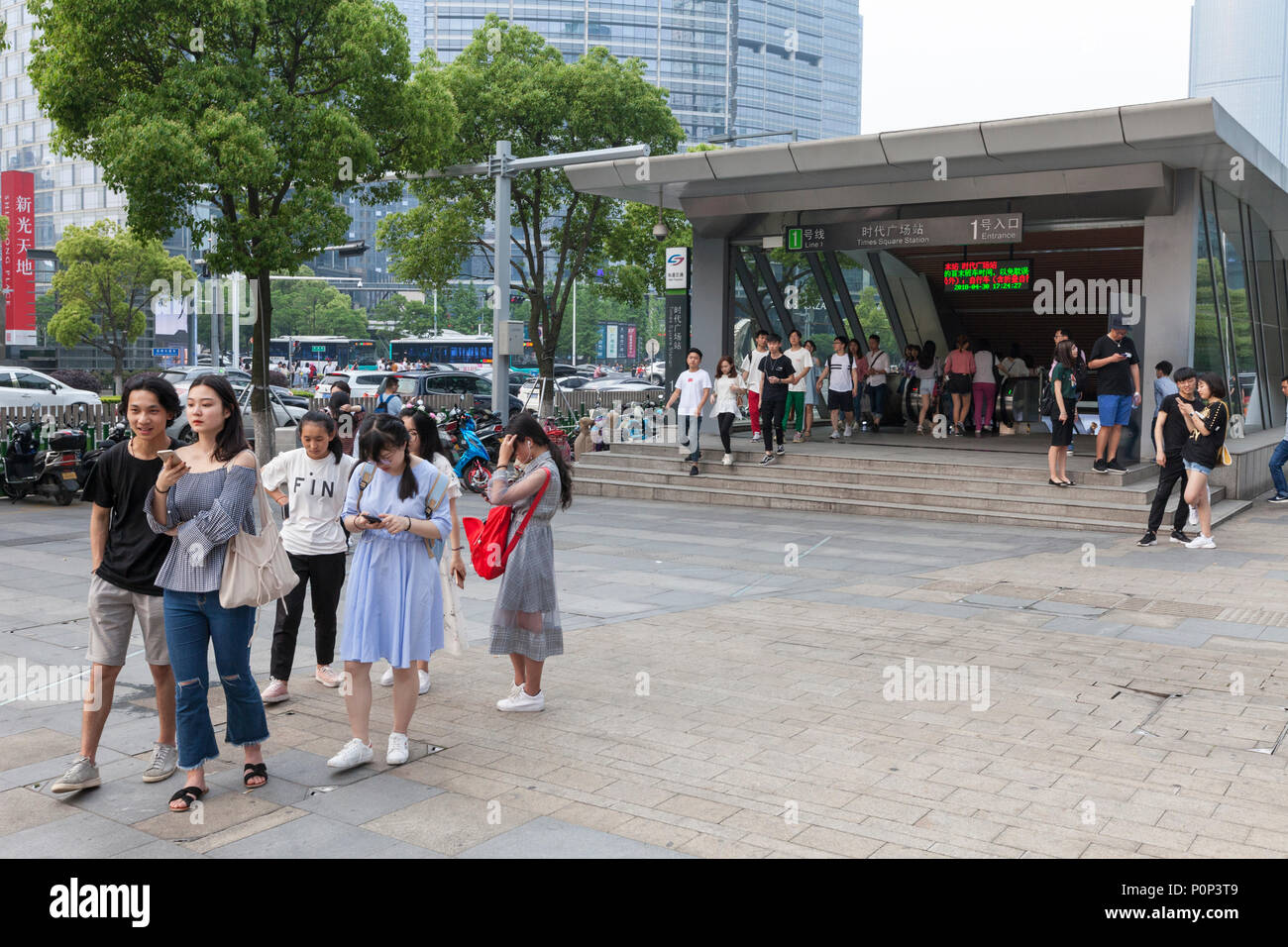 Suzhou, Jiangsu, China. Los jóvenes chinos en ropa casual salir de una estación de Metro. Foto de stock