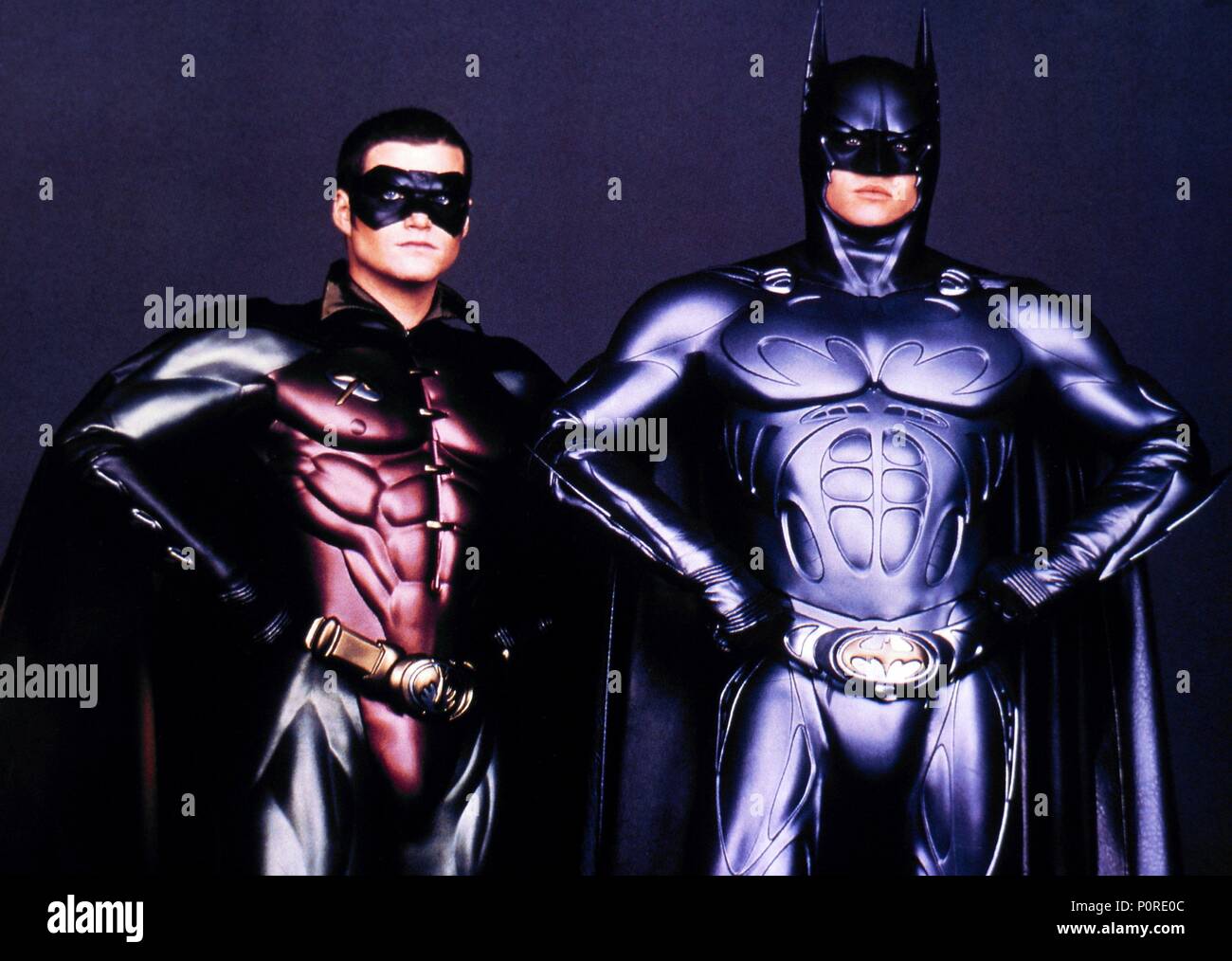 El título original de la película: Batman Forever. Título en inglés: Batman  Forever. El director de cine: Joel Schumacher. Año: 1995. Estrellas: Val  Kilmer; Chris O'DONNELL. Crédito: WARNER BROS/DC Comics / Álbum