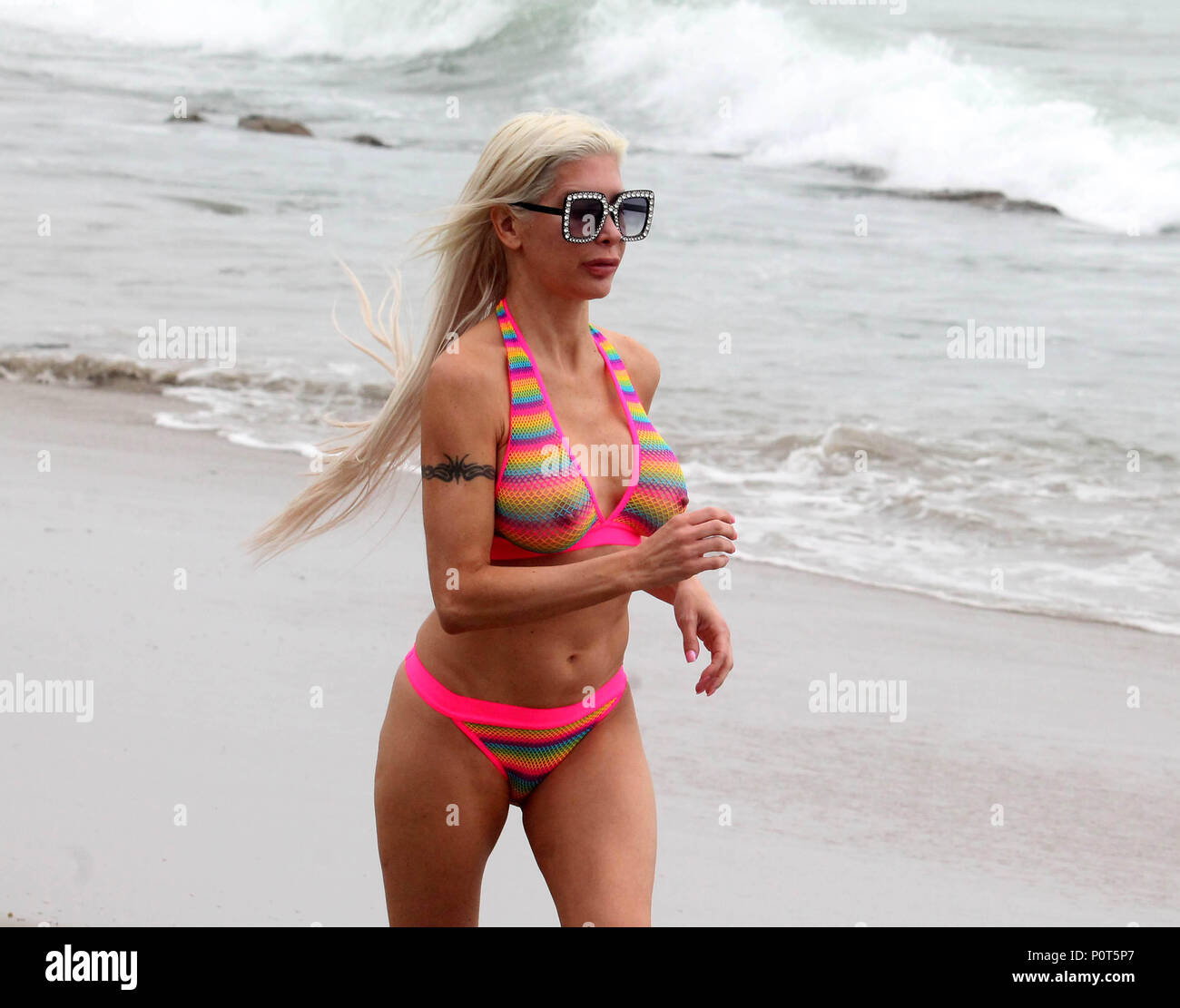 La realidad star Frenchy Morgan plantea en un colorido ver a través de  bikini en Malibu Beach ofrece: Angelique Morgan, Frenchy Morgan donde:  Malibu, California, Estados Unidos Cuándo: 08 de mayo de