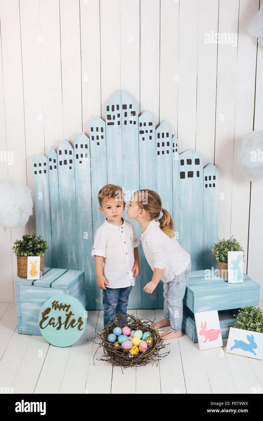 Adorable pequeño niños besándose en decoraciones para Pascua Foto de stock