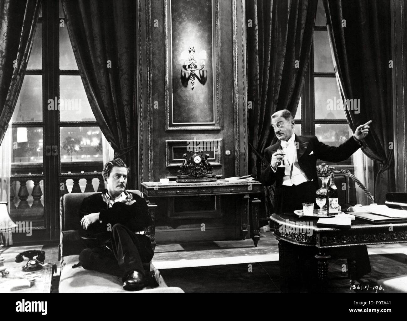 El título original de la película: Los zapatos rojos. Título en inglés: Los zapatos  rojos. EMERIC PRESSBURGER: Director de cine. Año: 1948. Estrellas: ANTON  WALBROOK. Crédito: RANK / Álbum Fotografía de stock - Alamy