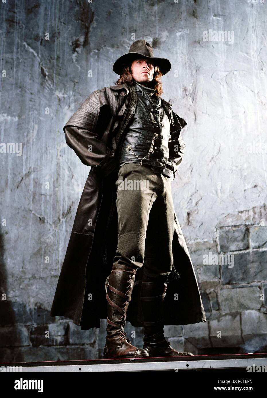 el-titulo-de-la-pelicula-original-van-helsing-titulo-en-ingles-van-helsing-el-director-de-cine-stephen-sommers-ano-2004-estrellas-hugh-jackman-credito-universal-album-p0tepn.jpg