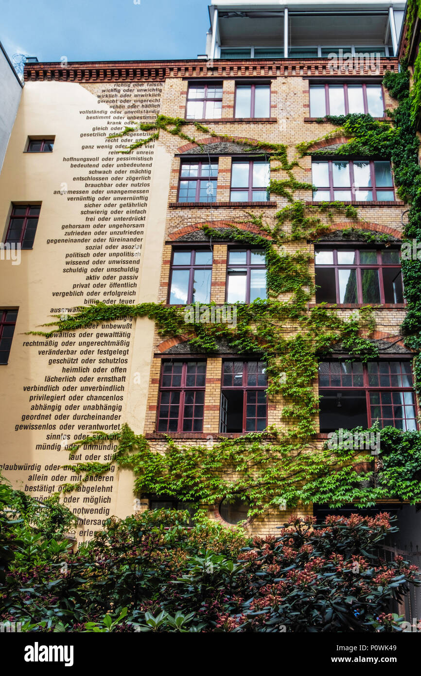 Berlín, Mitte Sophie-Gips-Höfe.Word escultura por Thomas Locher 1996 Wunsch und Wille,o en fábrica edificio histórico del siglo XIX . Foto de stock