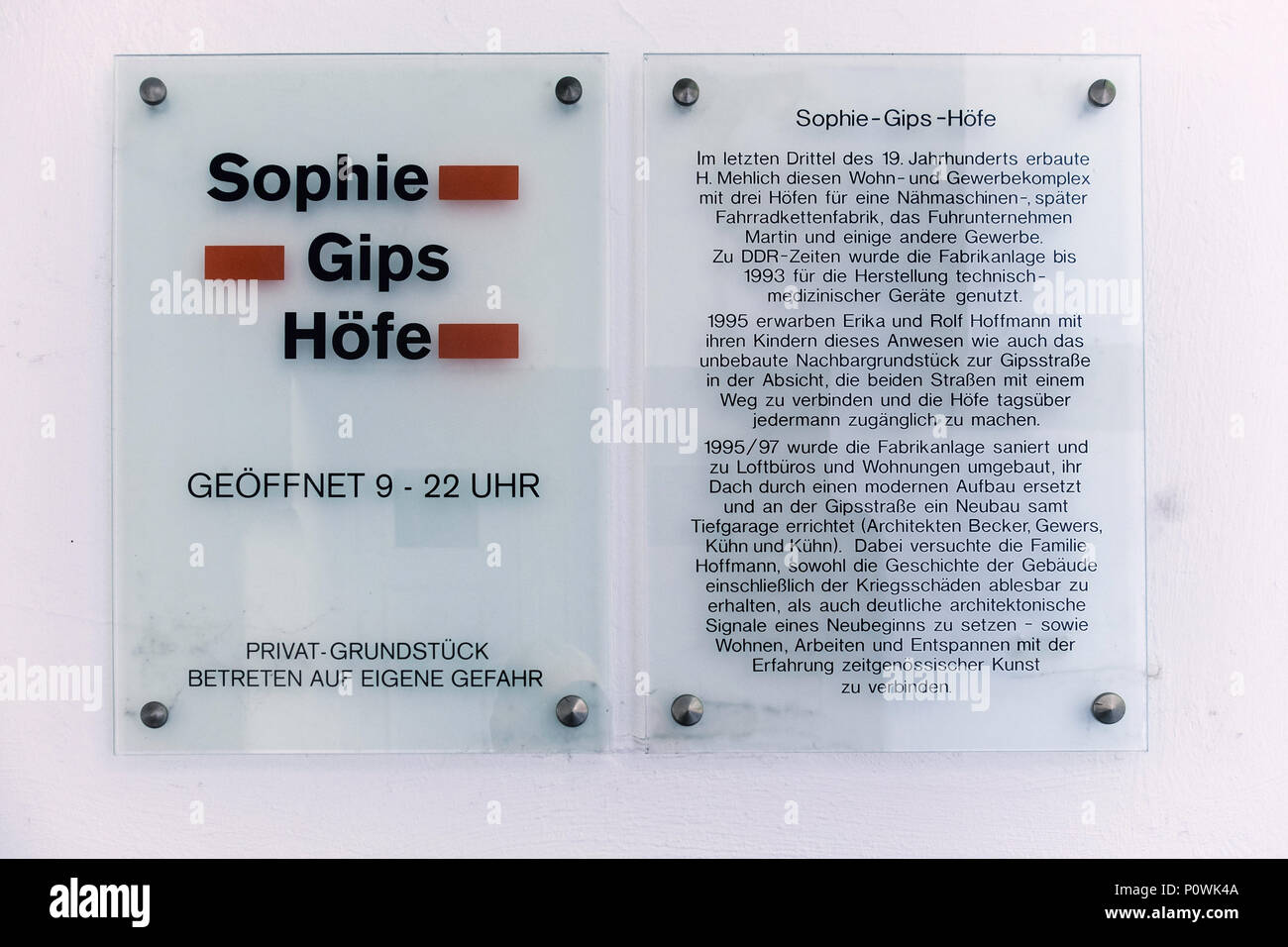 Berlín, Mitte Sophie-Gips-Höfe placa acrílica, narra la historia del histórico edificio del siglo XIX en Sophienstrasse & a finales del siglo XX, además. Foto de stock