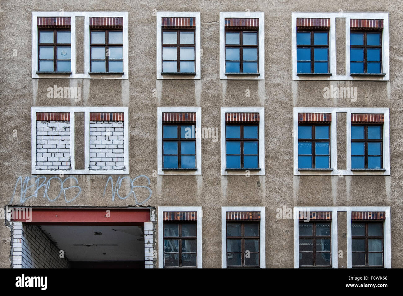 Berlín Mitte. Construcción abstracta, Exterior y fachada de edificio con dos ventanas selladas y muro de hormigón Foto de stock