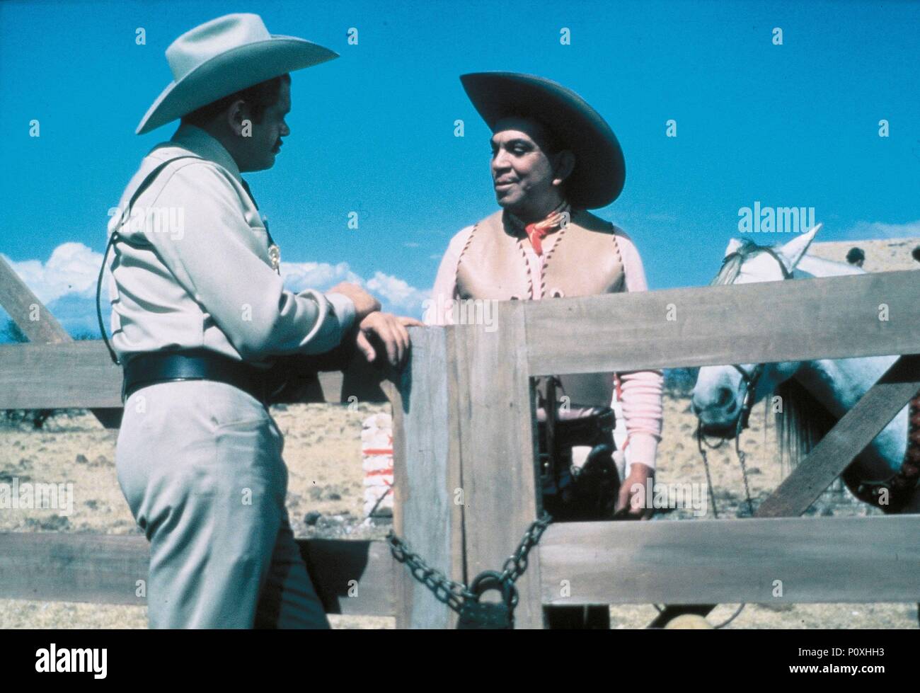 El título original de la película: POR MIS PISTOLAS. Título en inglés: Con  mis armas. El director de cine: MIGUEL M. Delgado. Año: 1968. Estrellas:  CANTINFLAS. Crédito: POSA Films, S.A.  Álbum