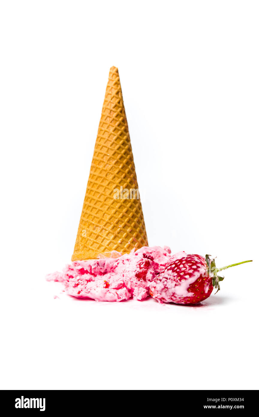 Helado de fresa en un cono aislado en blanco Foto de stock