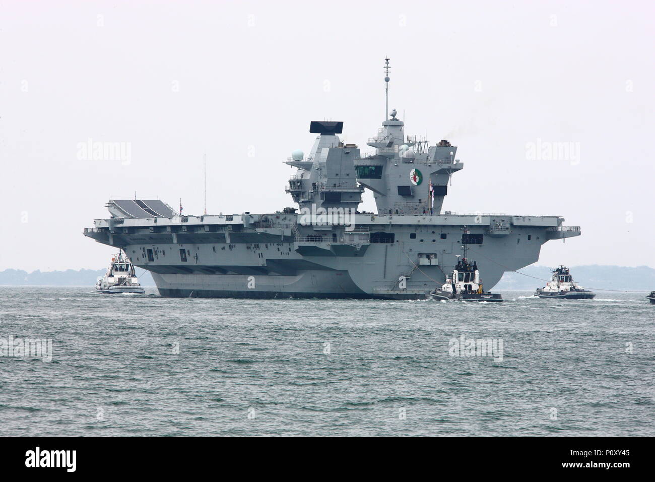 Portsmouth, Reino Unido. El 10 de junio de 2018. Visto por una gran multitud, la Royal Navy portaaviones HMS Queen Elizabeth sale su puerto de Portsmouth para su última implementación. Foto de stock