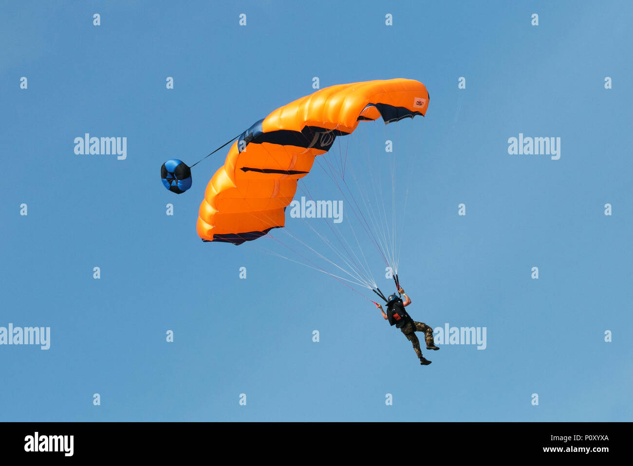 VÍDEO: Saltador de parapente escapa segundos antes de impacto com