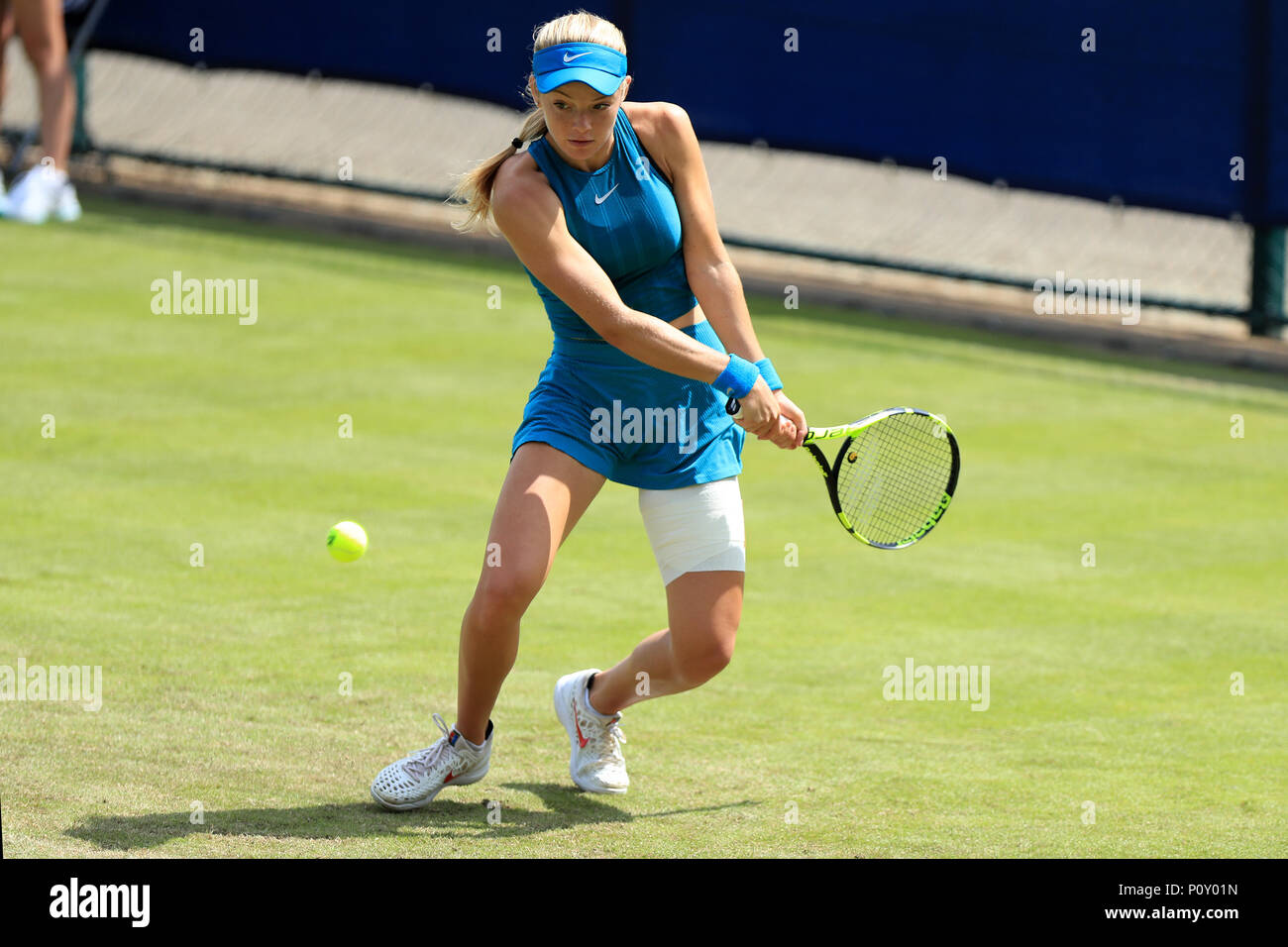 El Centro de Tenis de Nottingham, Nottingham, Reino Unido. 10 de junio de 2018. La naturaleza del Valle del Torneo Abierto de Tenis; Katie Swan de Gran Bretaña juega un disparo de revés contra Paula Badosa Gibert de España Crédito: Además de los deportes de acción/Alamy Live News Foto de stock
