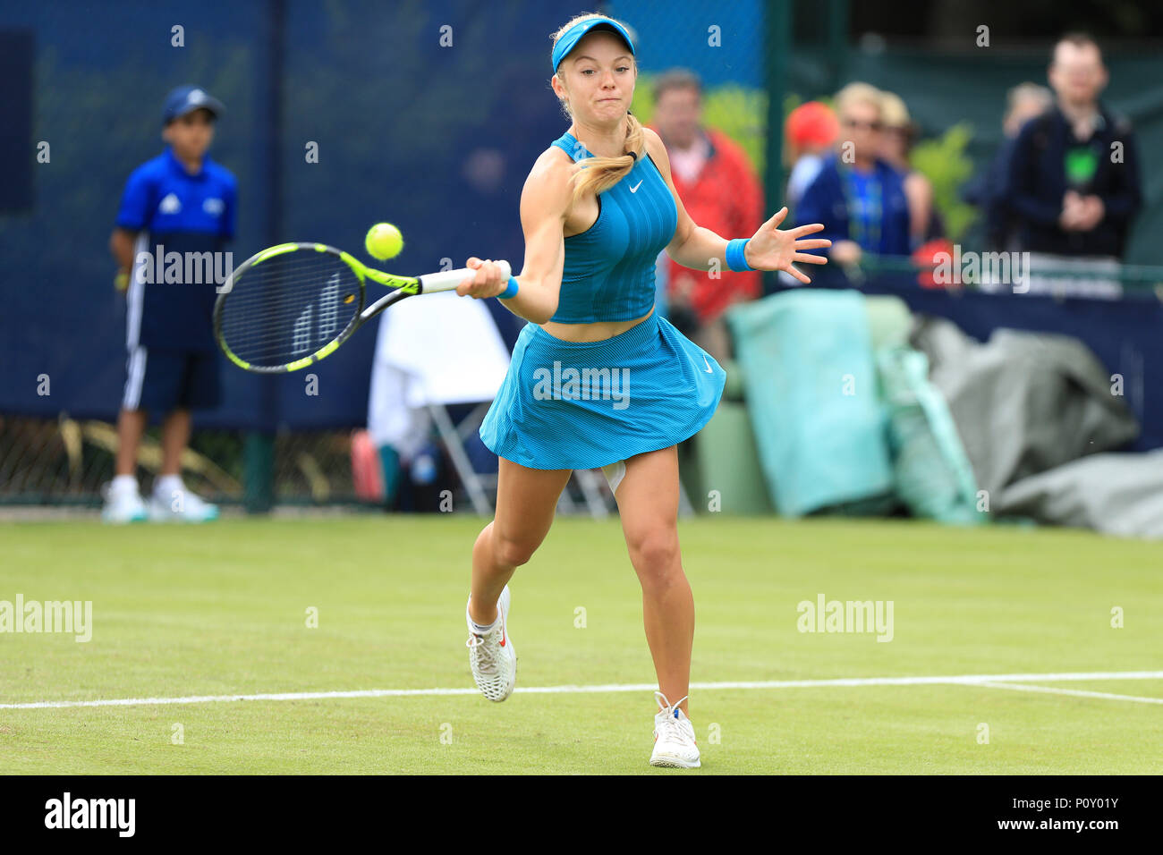 El Centro de Tenis de Nottingham, Nottingham, Reino Unido. 10 de junio de 2018. La naturaleza del Valle del Torneo Abierto de Tenis; Katie Swan de Gran Bretaña juega un forehand shot Paula Badosa Gibert de España Crédito: Además de los deportes de acción/Alamy Live News Foto de stock