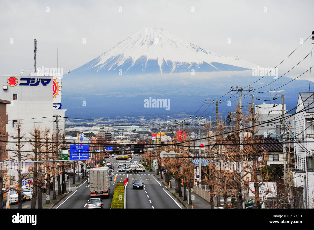 La Prefectura de Shizuoka, Ciudad de Fuji, Japón - 1 de marzo de 2012. Avenida con la maravillosa vista del Monte Fuji en el fondo. Día frío y nublado, con el cielo gris. Foto de stock