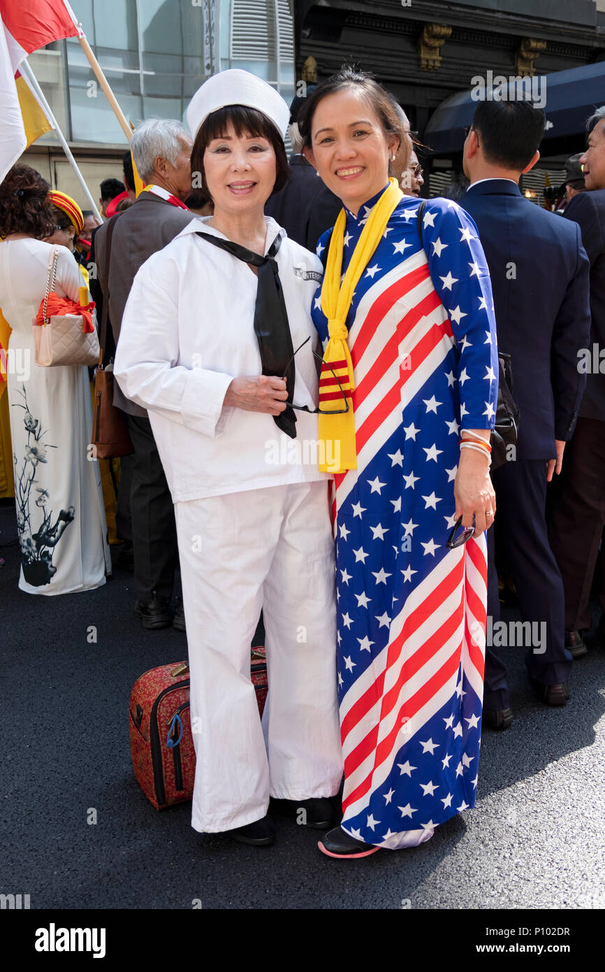 Los inmigrantes vietnamitas en trajes patriótico en el vietnamita desfile cultural estadounidense. Foto de stock