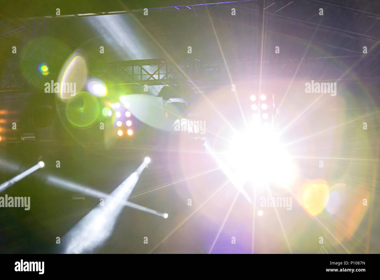 Rayo de luz brillante del proyector. colorido escenario haces de luz y humo Foto de stock