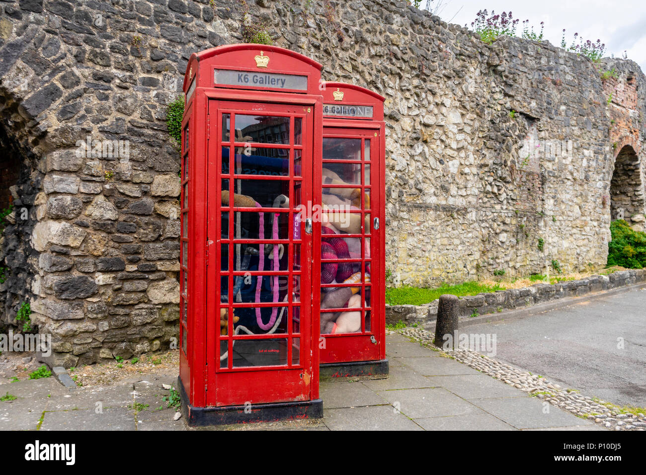 "Tuffed" exposición en la galería de K6 en Southampton, que se exhibe en dos Grado II figuran cuadros de teléfono rojo, Southampton, Inglaterra, Reino Unido. Foto de stock