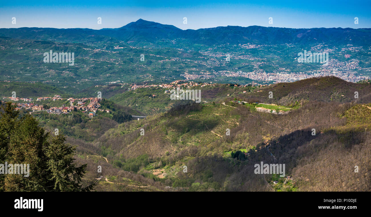 Vista lejana de la ciudad de Cosenza, en el Valle del Crati, desde la carretera 107 en montañas Sila, Calabria, Italia Foto de stock
