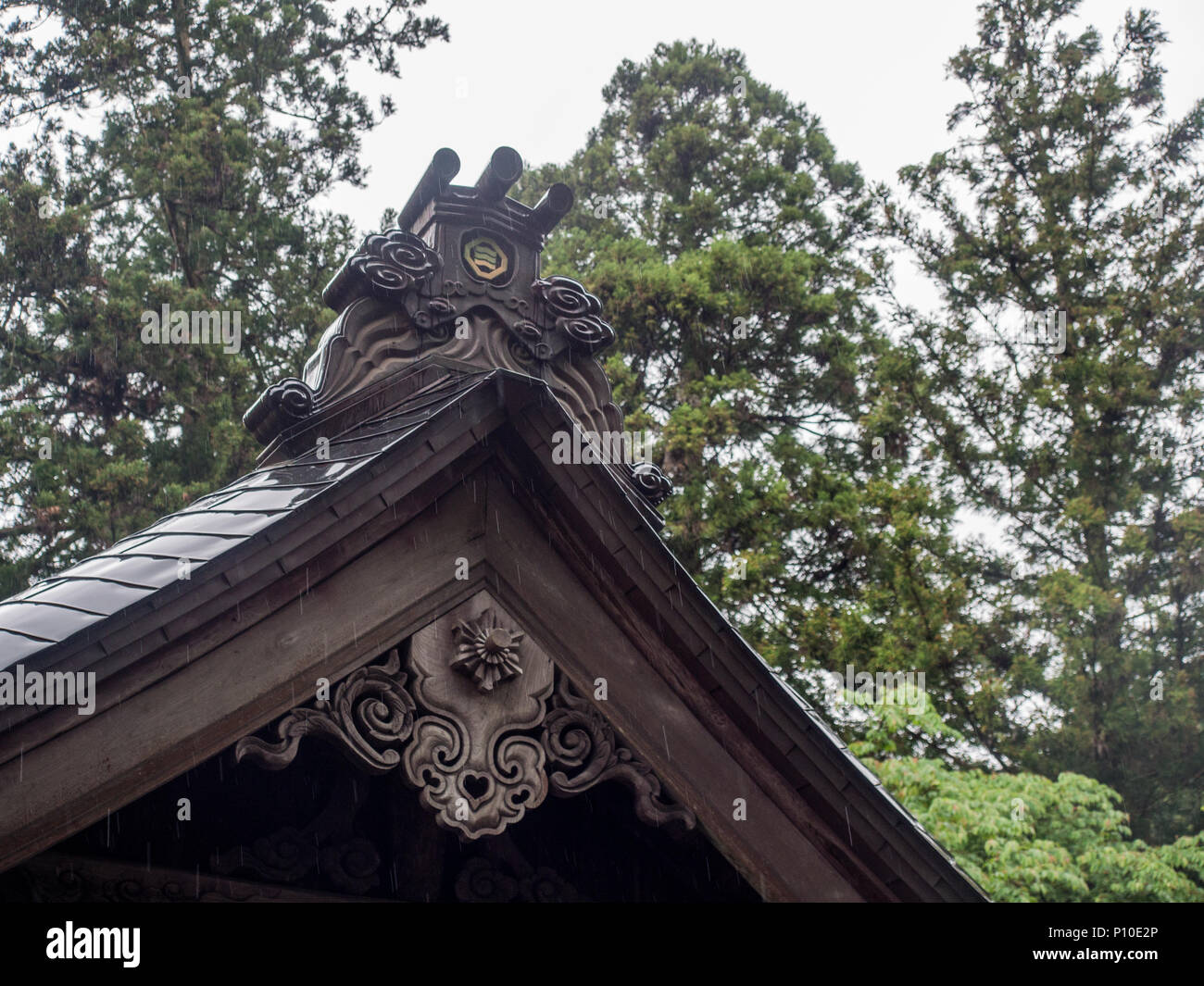 Techo a dos aguas con decoraciones, santuario sintoísta de culto japonés hall, lugar sagrado, Osaki Hachiman santuario sintoísta, Ehime, Shikoku, Japón Foto de stock