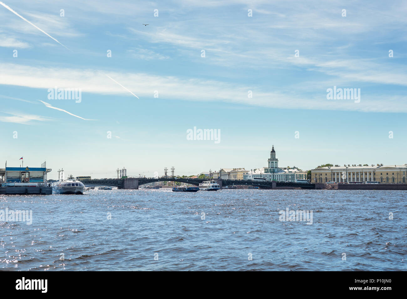 Terraplén del río Neva en San Petersburgo, Rusia durante un día soleado de verano de Niza Foto de stock