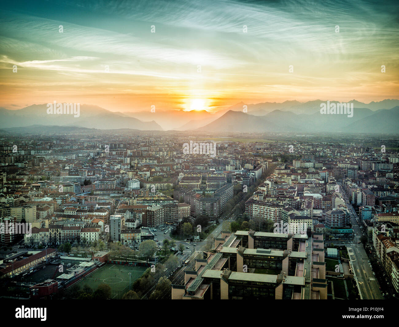 Impresionante vista aérea de la ciudad brillante Foto de stock