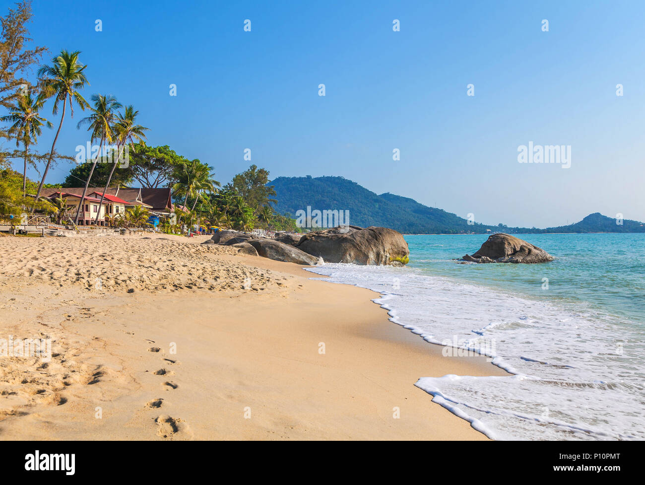 Amanecer sobre la isla Samui en Tailandia. La playa de Lamai. Foto de stock