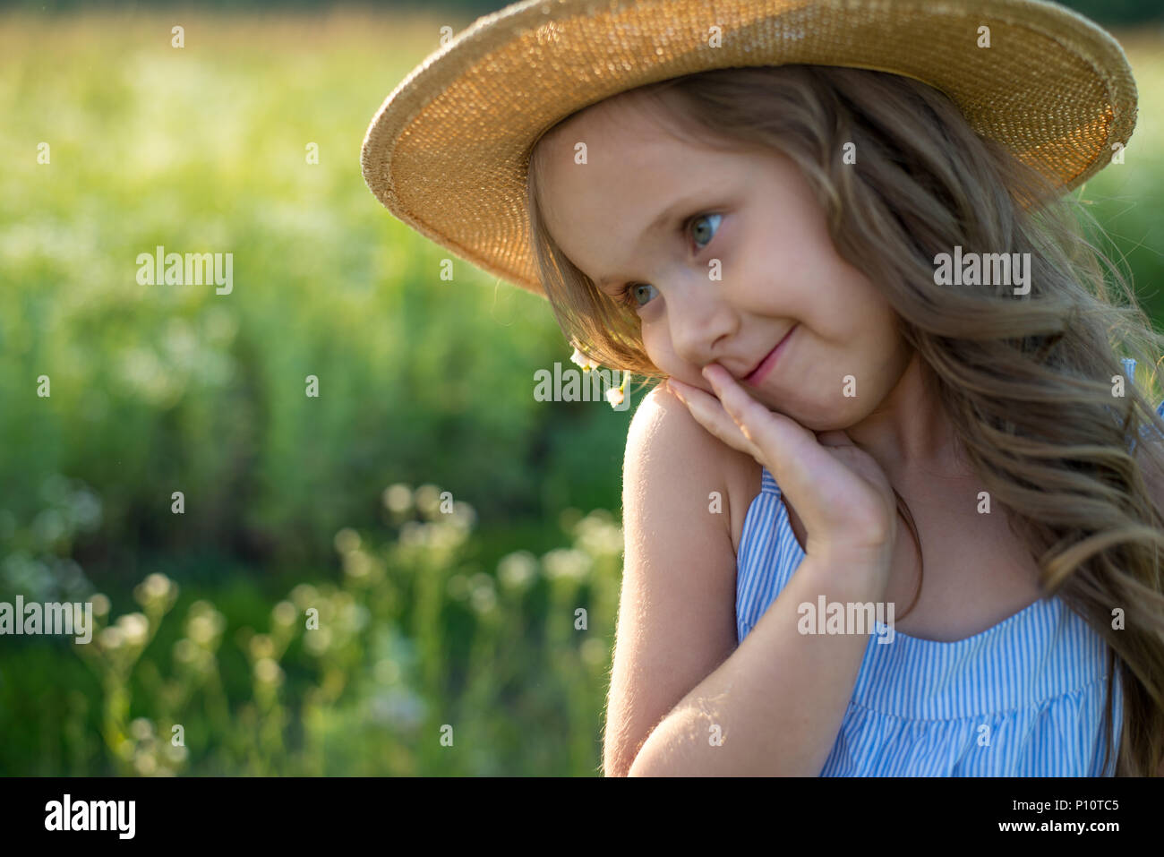 Retrato de niña de pelo largo elegante disfrute de verano Foto de stock