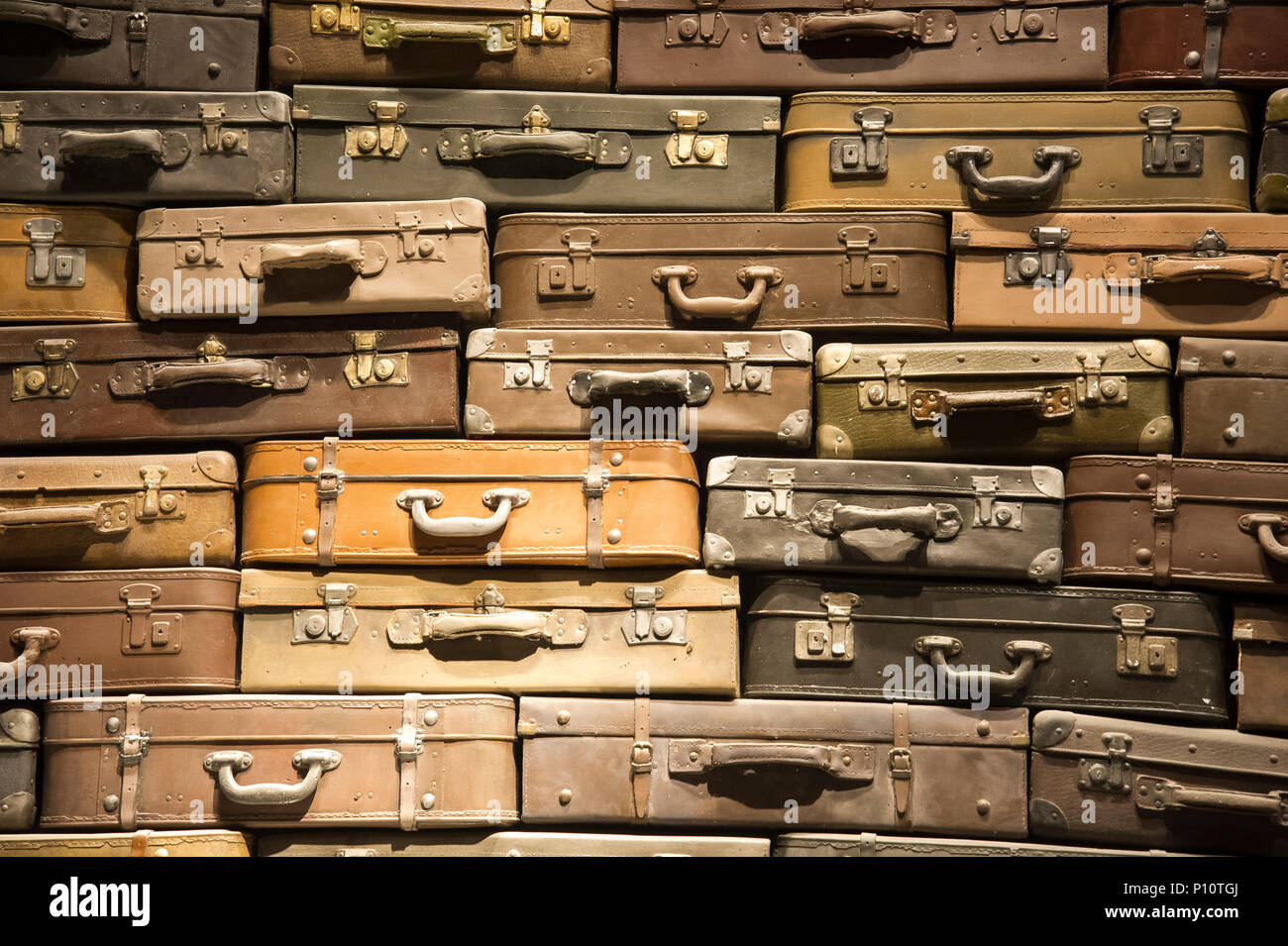 Maletas de judíos víctimas del Holocausto como parte de exhibion en Museo  de la Segunda Guerra Mundial en Gdansk, Polonia. 23 de enero de 2017 ©  Wojciech Stro Fotografía de stock - Alamy