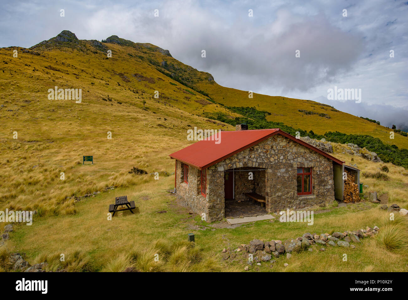 Cabaña en una pista de montaña para los excursionistas, Nueva Zelanda Foto de stock