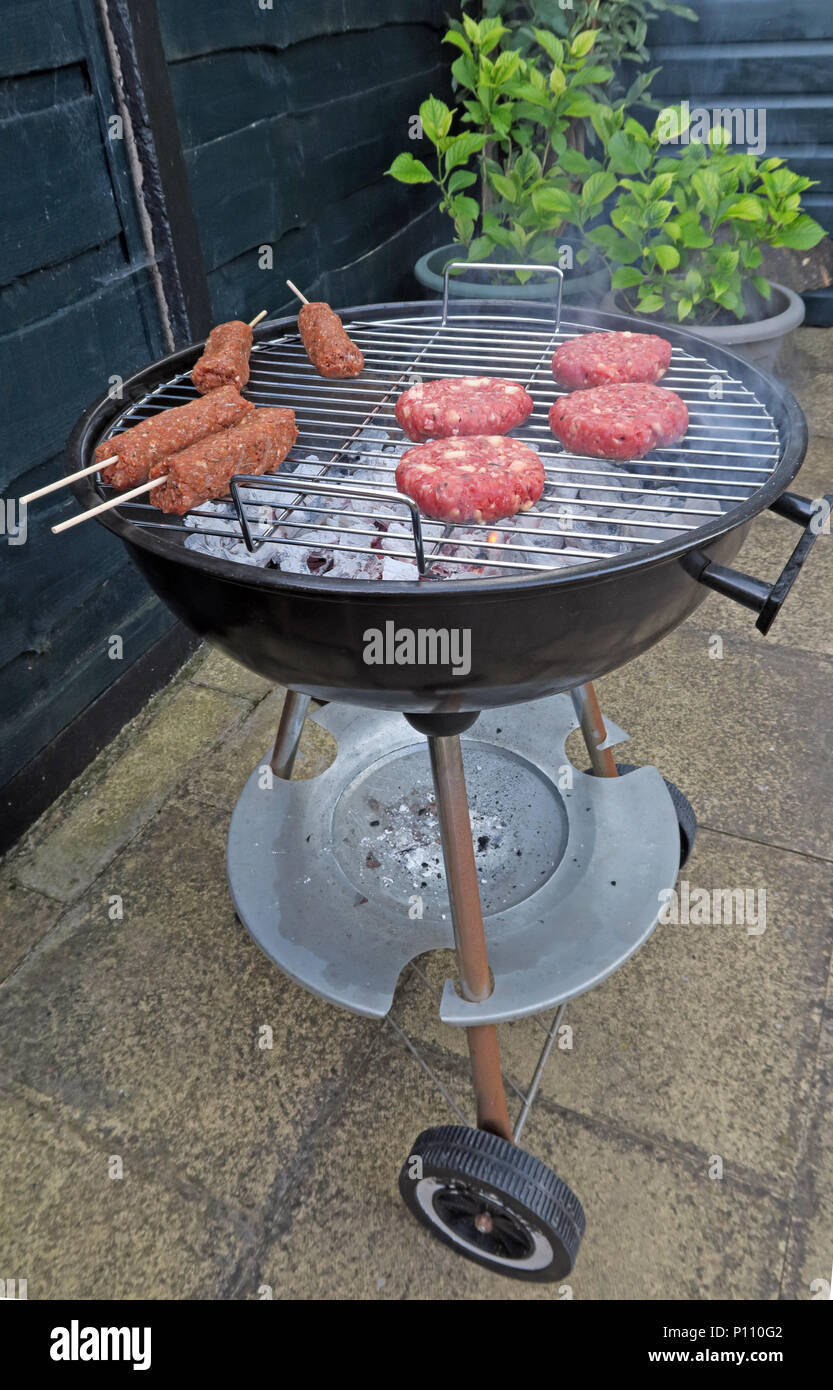 Peligros de intoxicación alimentaria de verano barbacoa carne, embutidos, carne de res, hamburguesas, kebabs, insuficientemente cocida o cruda Foto de stock