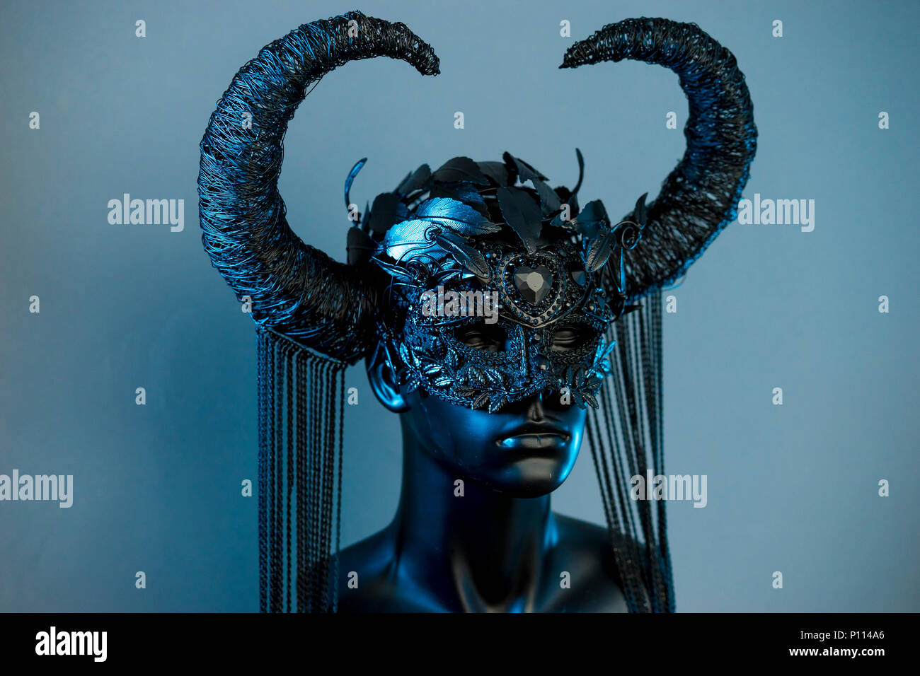 Misterio Bruja. Vestido negro con casco de grandes cuernos oscuros. piezas de metal y Corsé de encaje y rhinestones Fotografía de stock - Alamy Misterio Bruja. Vestido negro con casco de grandes cuernos oscuros. piezas de metal y Corsé de encaje y rhinestones Fotografía de stock - Alamy