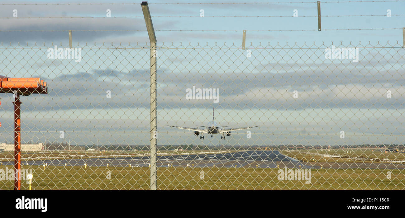 El aterrizaje de aviones de pasajeros en el aeropuerto Foto de stock