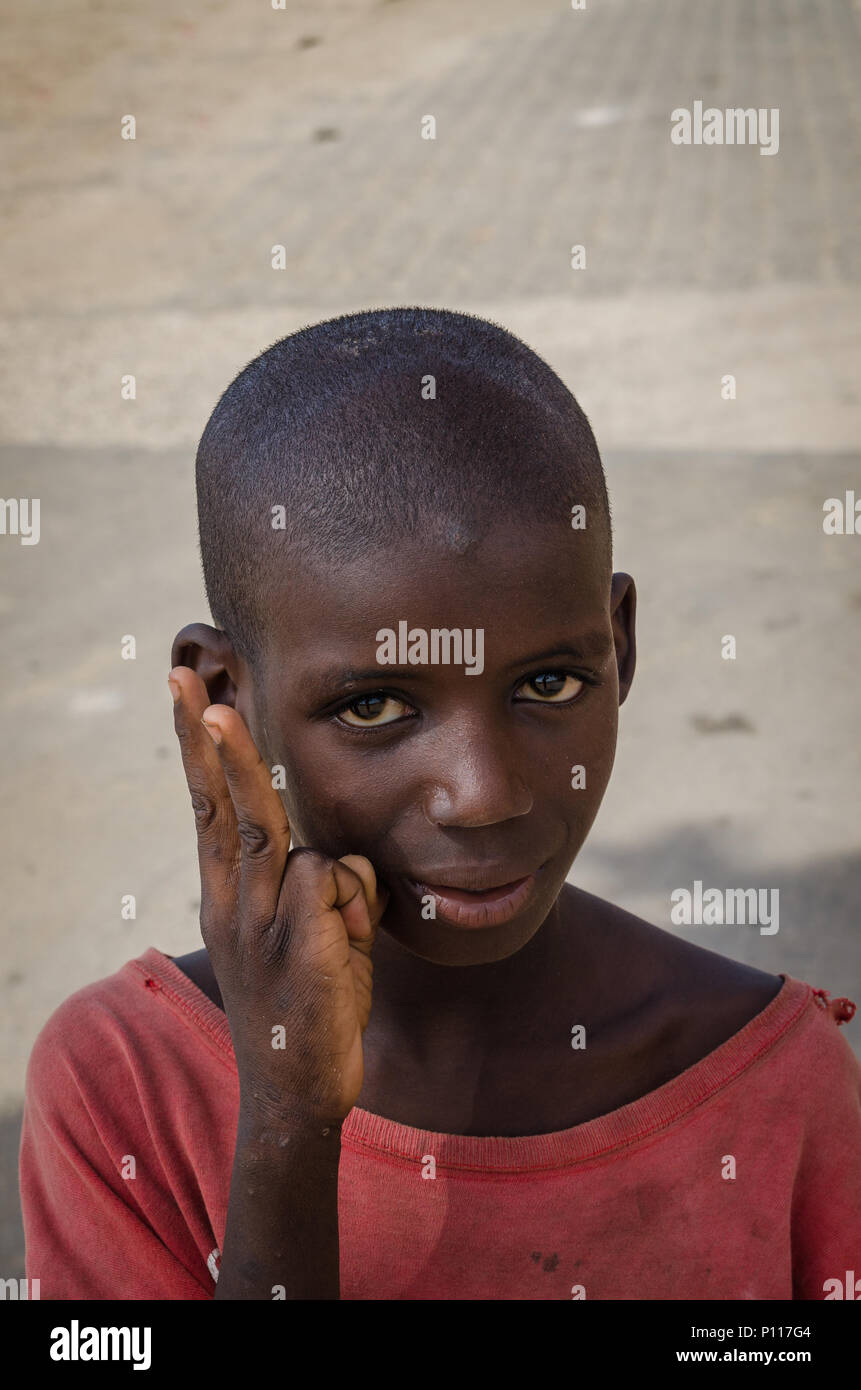 St Louis, Senegal - Octubre 14, 2013: Retrato de jóvenes africanos no identificados boy posando con la mano Foto de stock