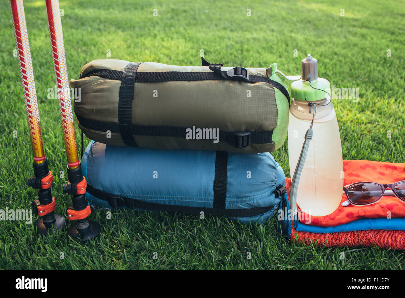 Sacos de dormir, bastones de trekking, agua y otras cosas Fotografía de  stock - Alamy