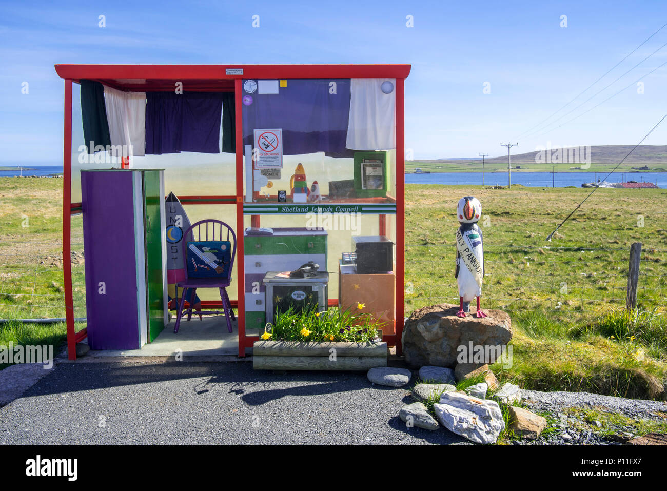 Parada de autobús divertido viviendas amuebladas y decoradas con todas las comodidades de una casa cerca de Baltasound, Unst, Islas Shetland (Escocia, Reino Unido) Foto de stock