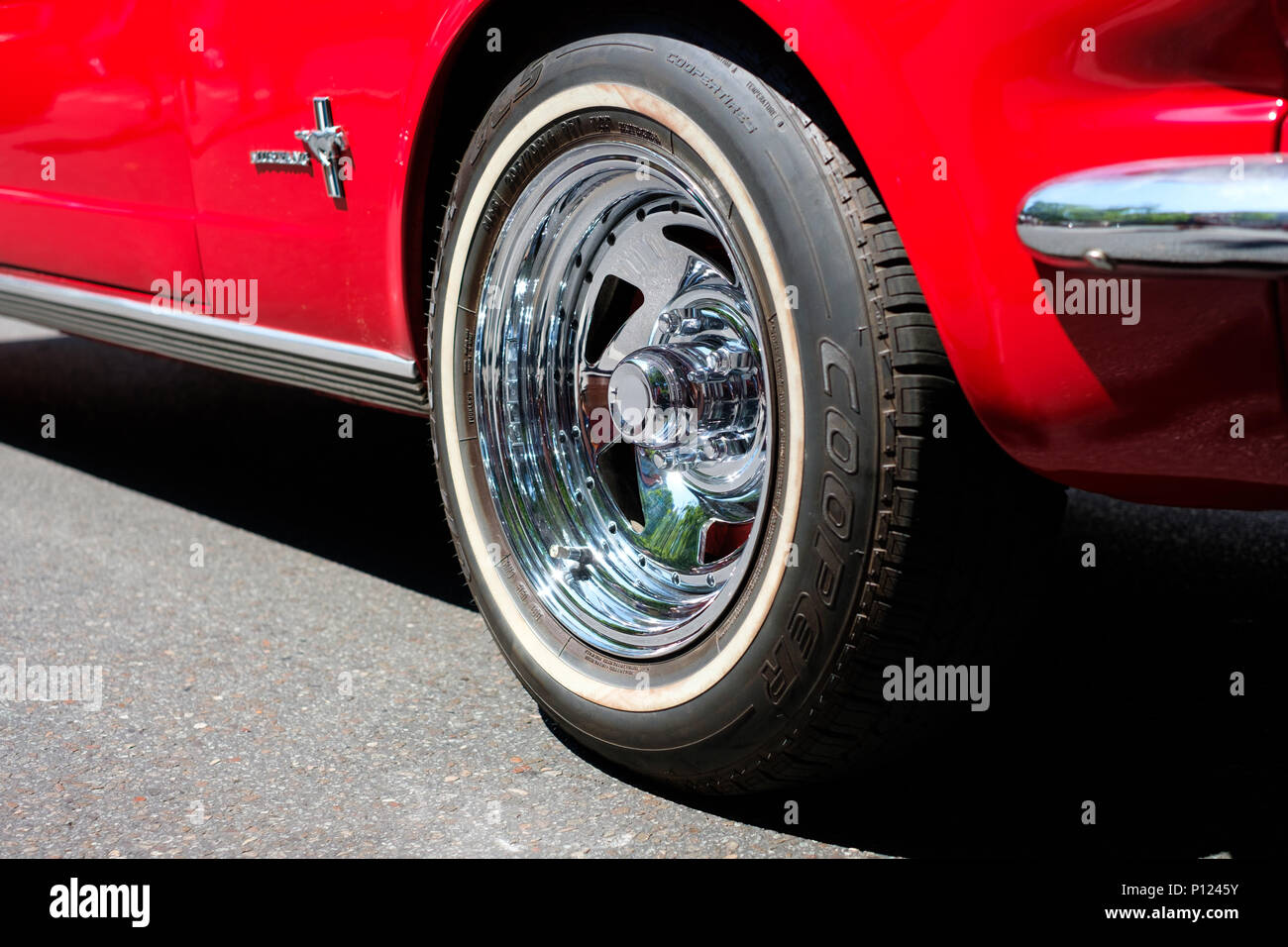 Berlin, Alemania - Junio 09, 2018: llanta / neumático closeup de clásicos de reed oldtimer coche Ford Mustang Foto de stock
