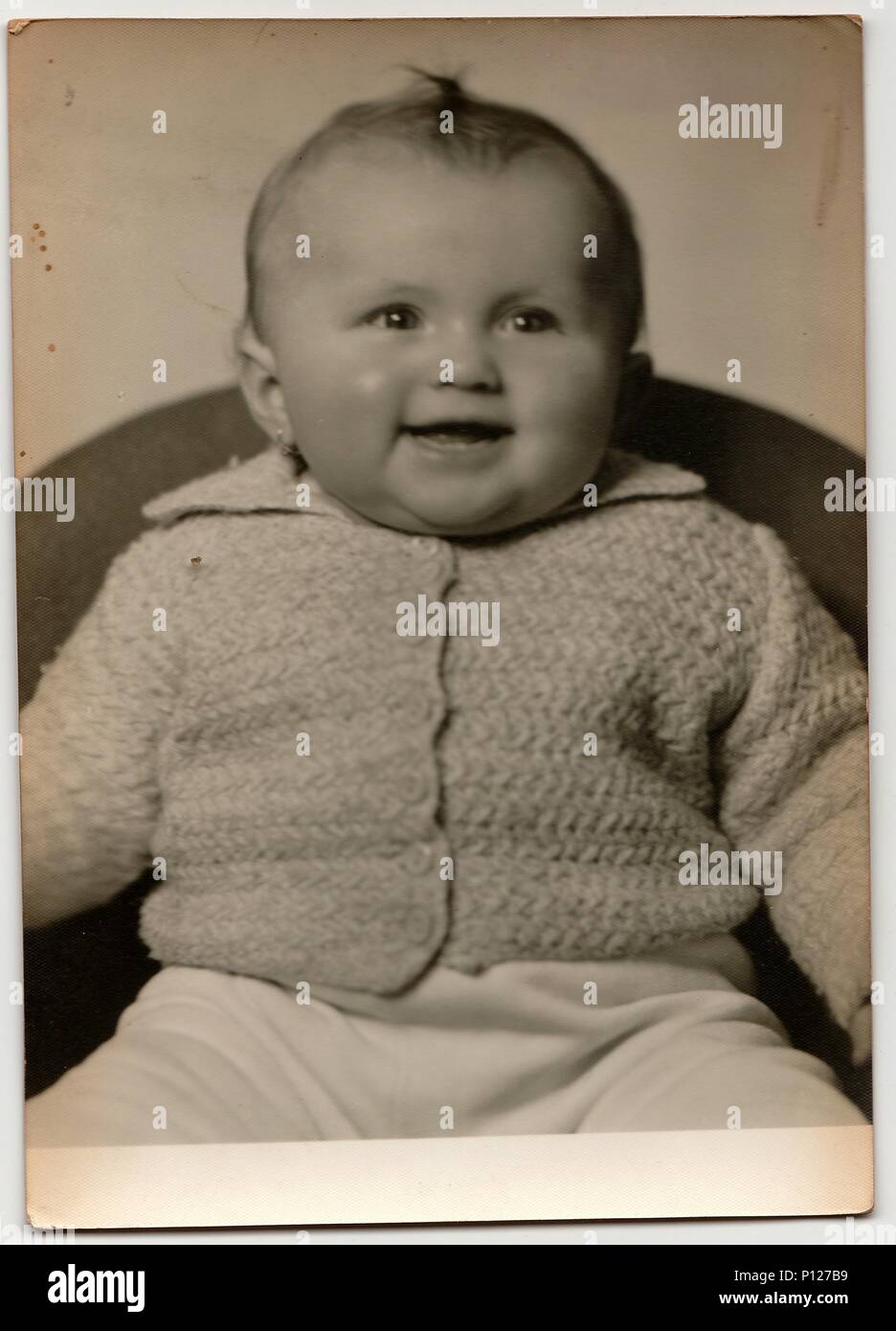 La República Socialista Checoslovaca: circa 1960: Vintage retrato muestra  niño niña sentada en un sillón. Fotos antiguas en blanco y negro Fotografía  de stock - Alamy