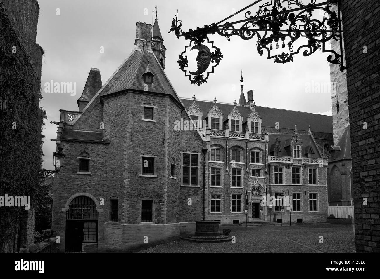 Rejas elaboradas con media luna sobre la entrada del palacio Gruuthuse, Brujas, Bélgica: versión en blanco y negro Foto de stock