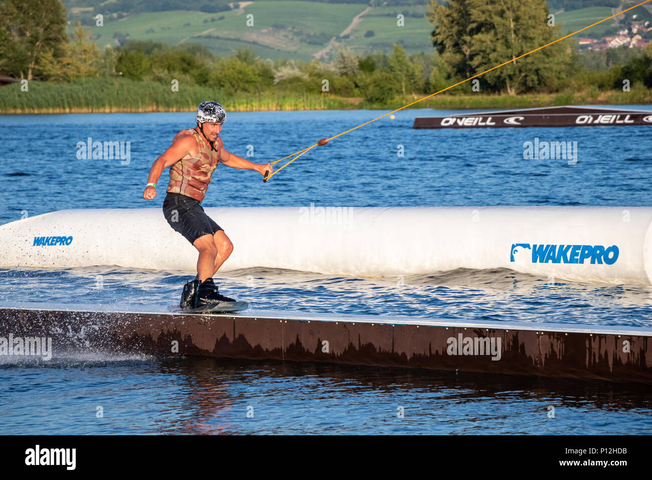 PASOHLAVKY, REPÚBLICA CHECA - Junio 03, 2017: Rider wakeboard en el cable wake park Merkur Pálava en la región de Moravia del Sur Foto de stock