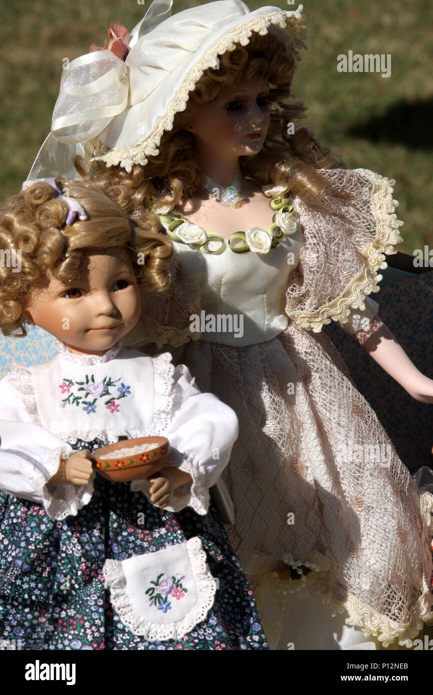 Muñecas de porcelana antigua Fotografía de stock - Alamy