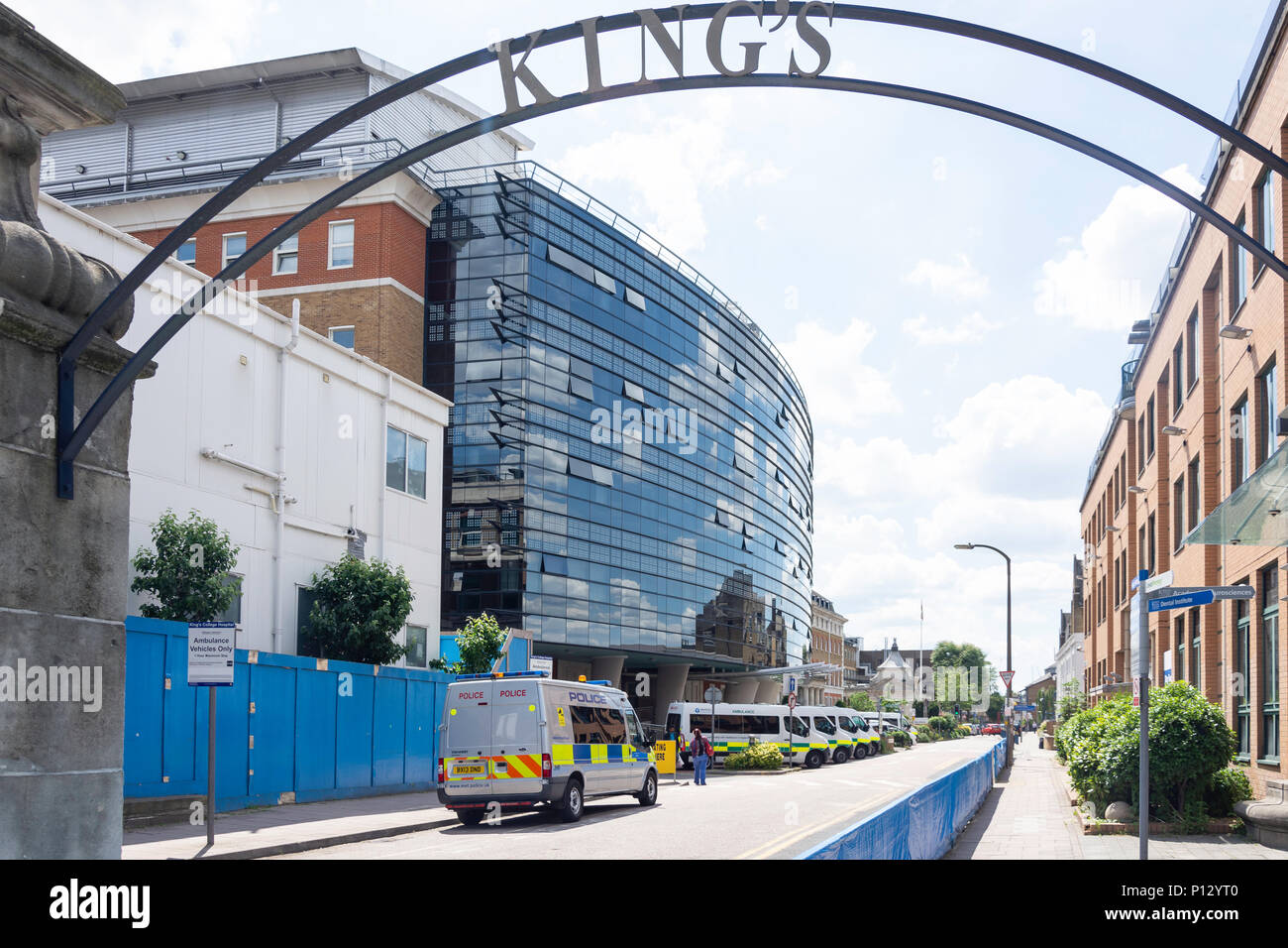 Entrada a King's College Hospital, Denmark Hill, Camberwell, London Borough of Southwark, Greater London, England, Reino Unido Foto de stock