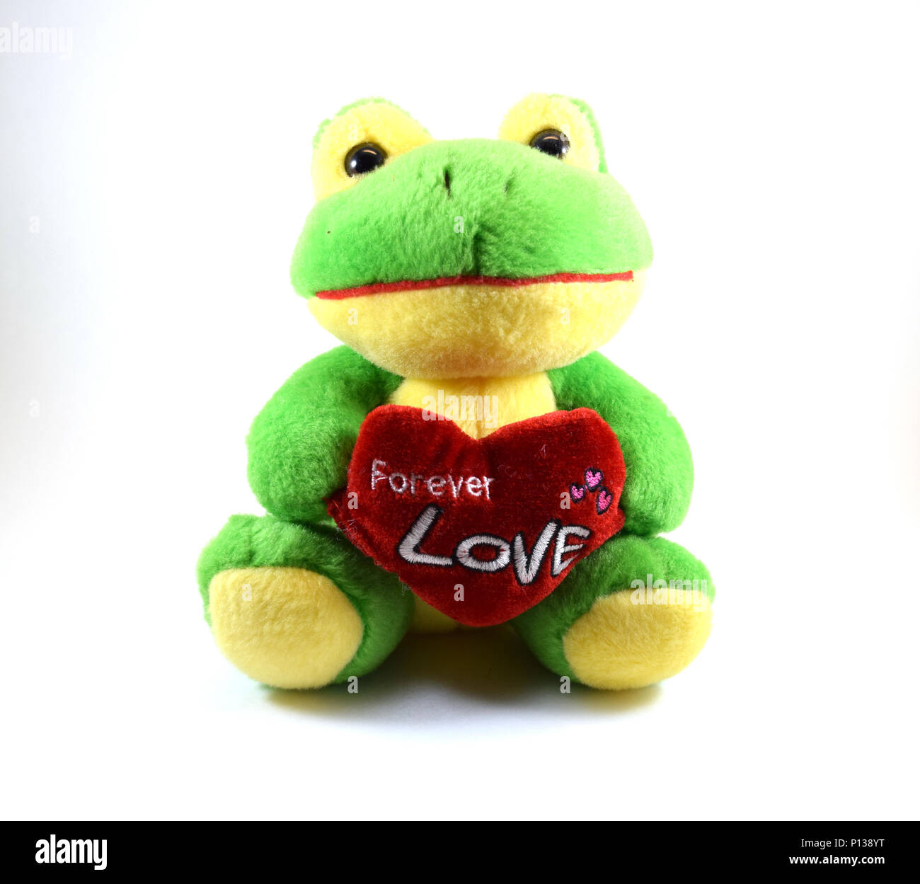 Lindo peluche rana verde y amarillo con corazón de juguete, aislado  Fotografía de stock - Alamy