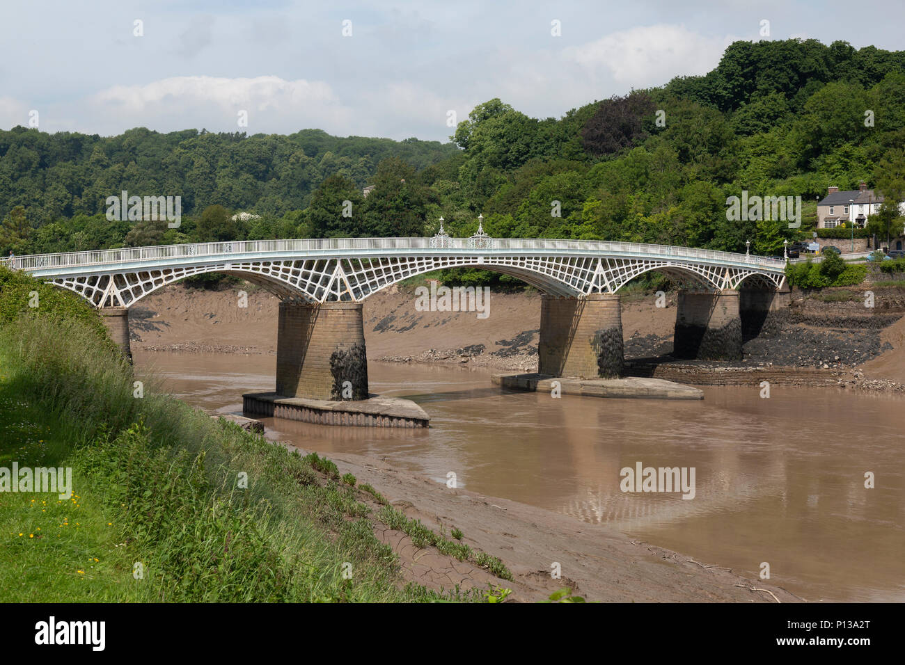 El viejo puente de Wye o antiguo puente en Chepstow cruza el río Wye entre Monmouthshire en Gales y Gloucestershire en Inglaterra. Construido en 1816. Foto de stock