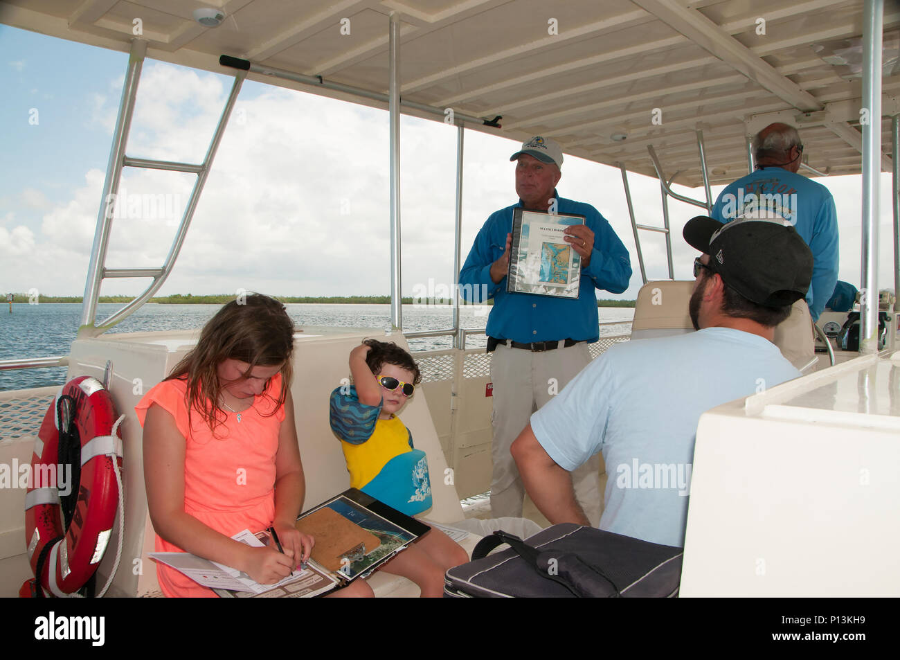 El Dolphin Explorer ofrece a los huéspedes la oportunidad de participar en la investigación sobre los delfines y la recopilación de datos sobre un proyecto de encuesta en las 10.000 islas. Foto de stock