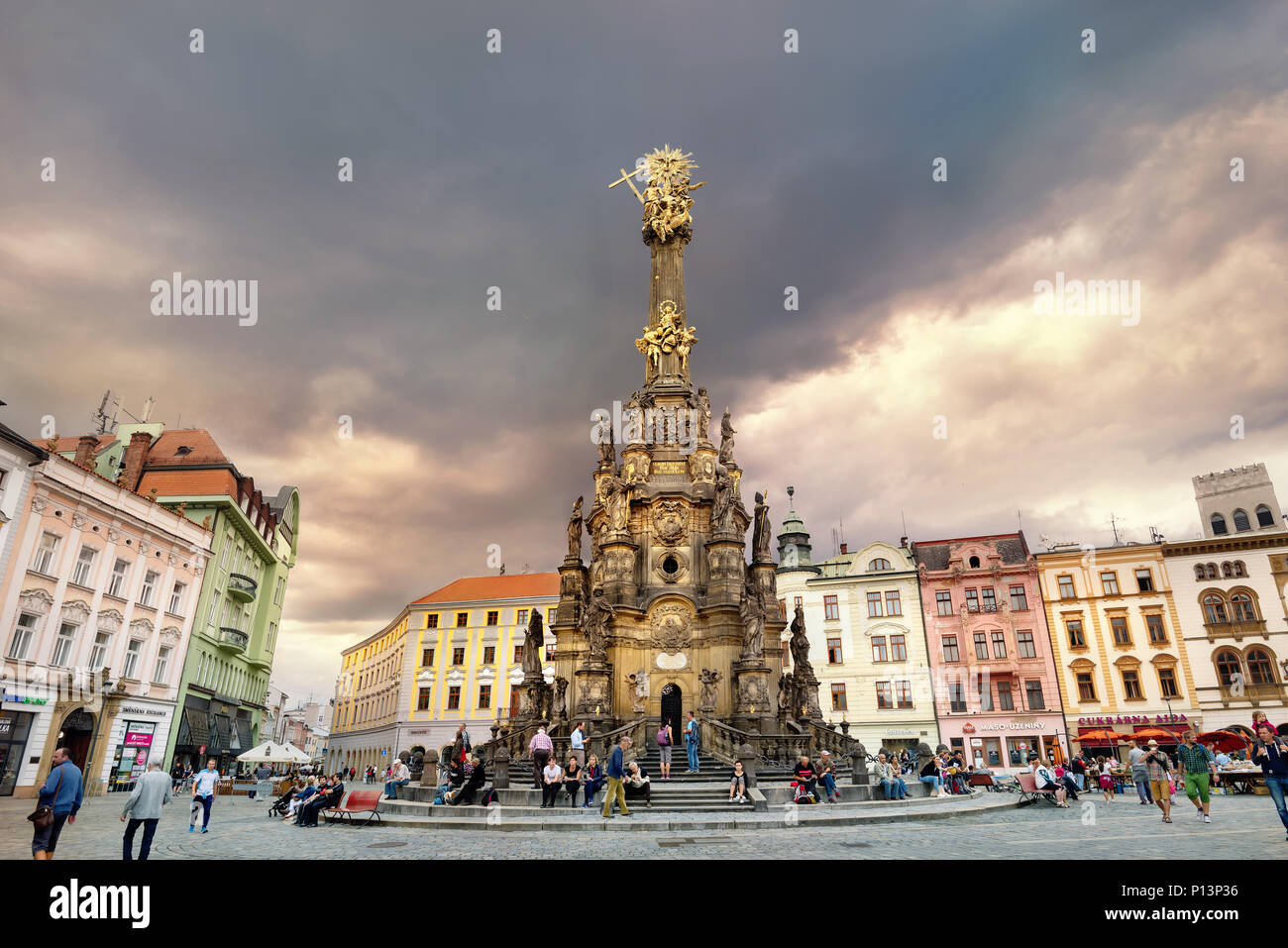 Vista de la plaza principal con el monumento de la columna de la Santísima Trinidad en el centro histórico de la ciudad al atardecer. Olomouc República Checa Foto de stock
