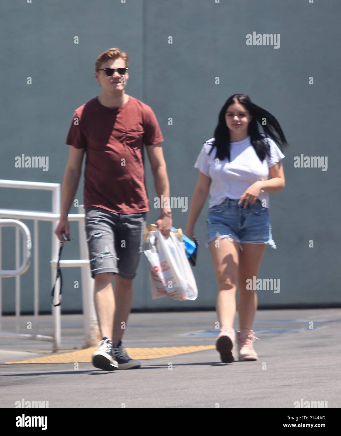 Ariel Winter viste de rosa botas Timberland dejando Petco con su novio Levi  Meaden Featuring: Ariel Winter, Levi Meaden donde: Studio City, California, Estados  Unidos Cuándo: 10 de mayo de 2018 Crédito: