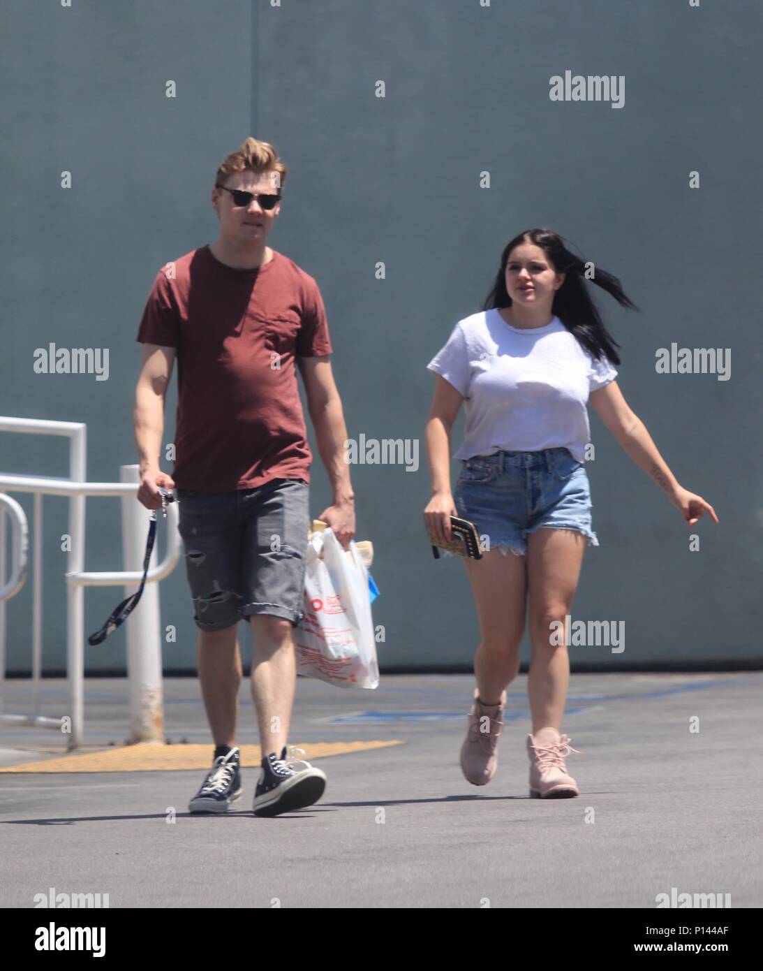 Ariel Winter viste de rosa botas Timberland dejando Petco con su novio Levi  Meaden Featuring: Ariel Winter, Levi Meaden donde: Studio City, California, Estados  Unidos Cuándo: 10 de mayo de 2018 Crédito: