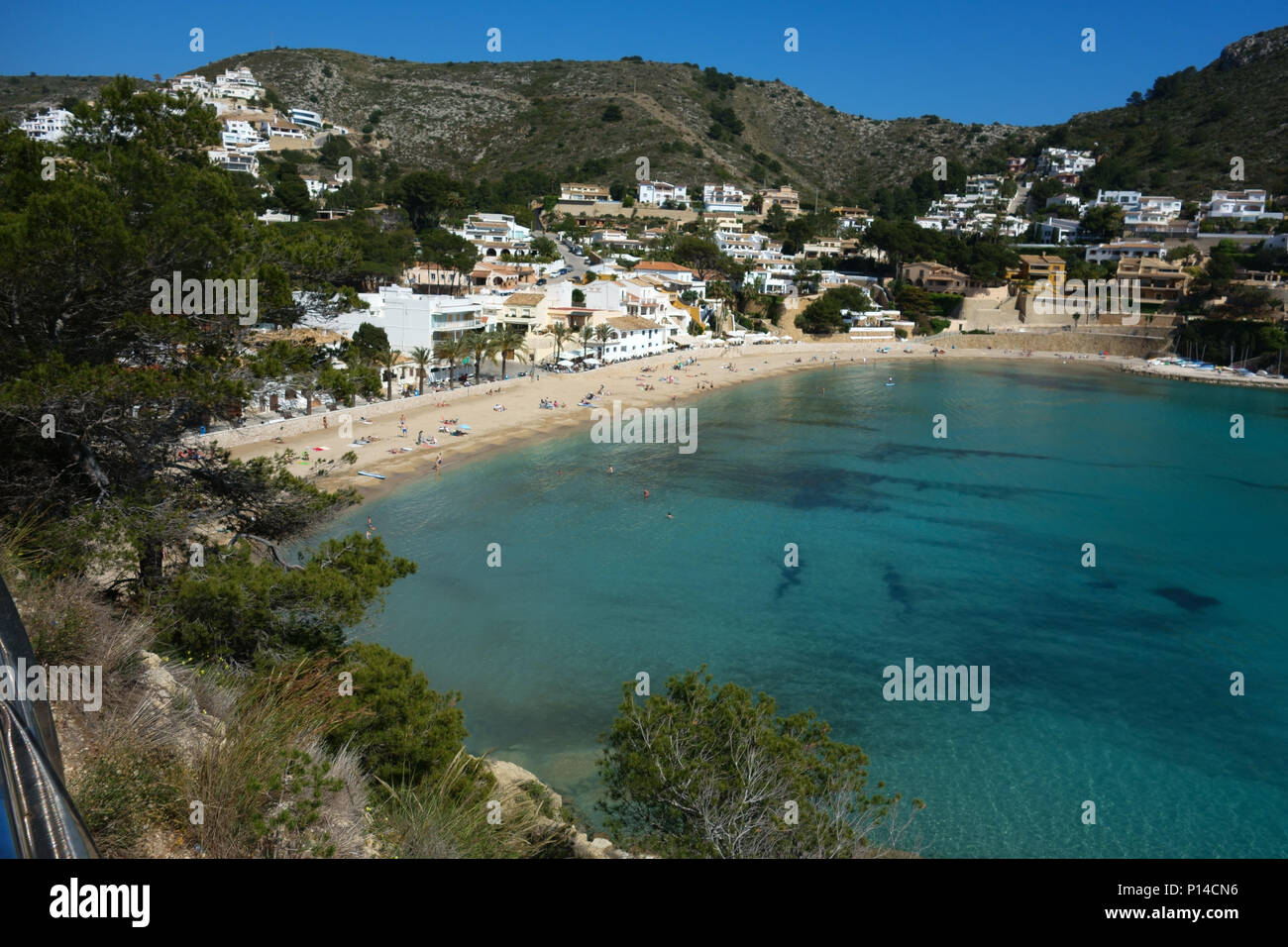 Vista de la bahía de El Portet, Moraira, Alicante, mostrando la repusieron playa y algunas malezas de posidonia sobre el lecho marino Foto de stock
