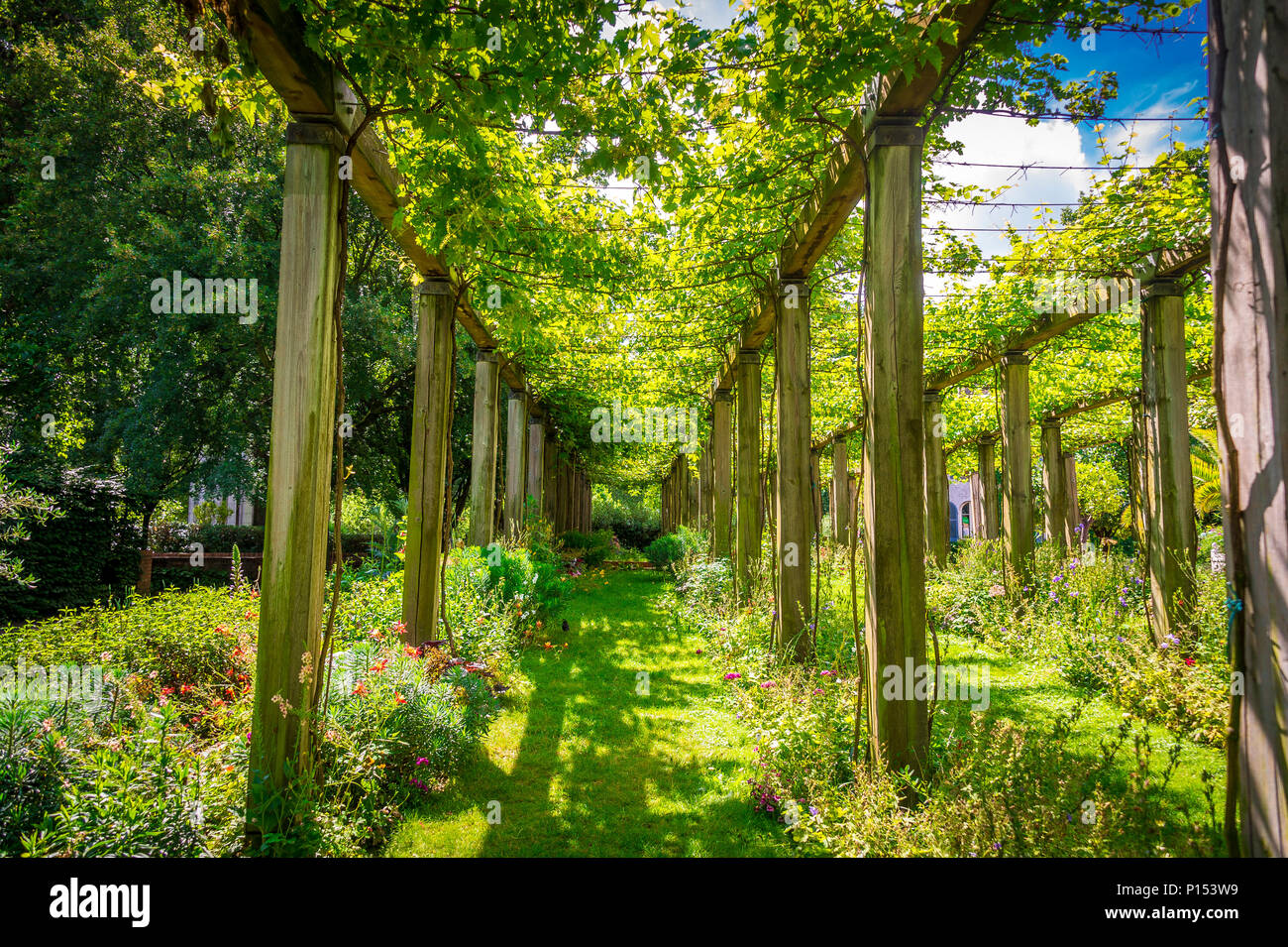 El Parc de Bercy es un parque grande y variado de París, Francia Foto de stock